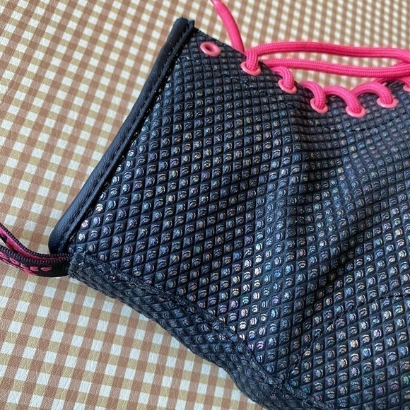 Dr. Martens Delaney Black Pebbled Iridescent
Metallic Boots. Size 5 Women's - Picture 11 of 16